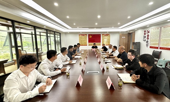 231745372471119497.jpg 座談?wù)掌?- 副本.jpg