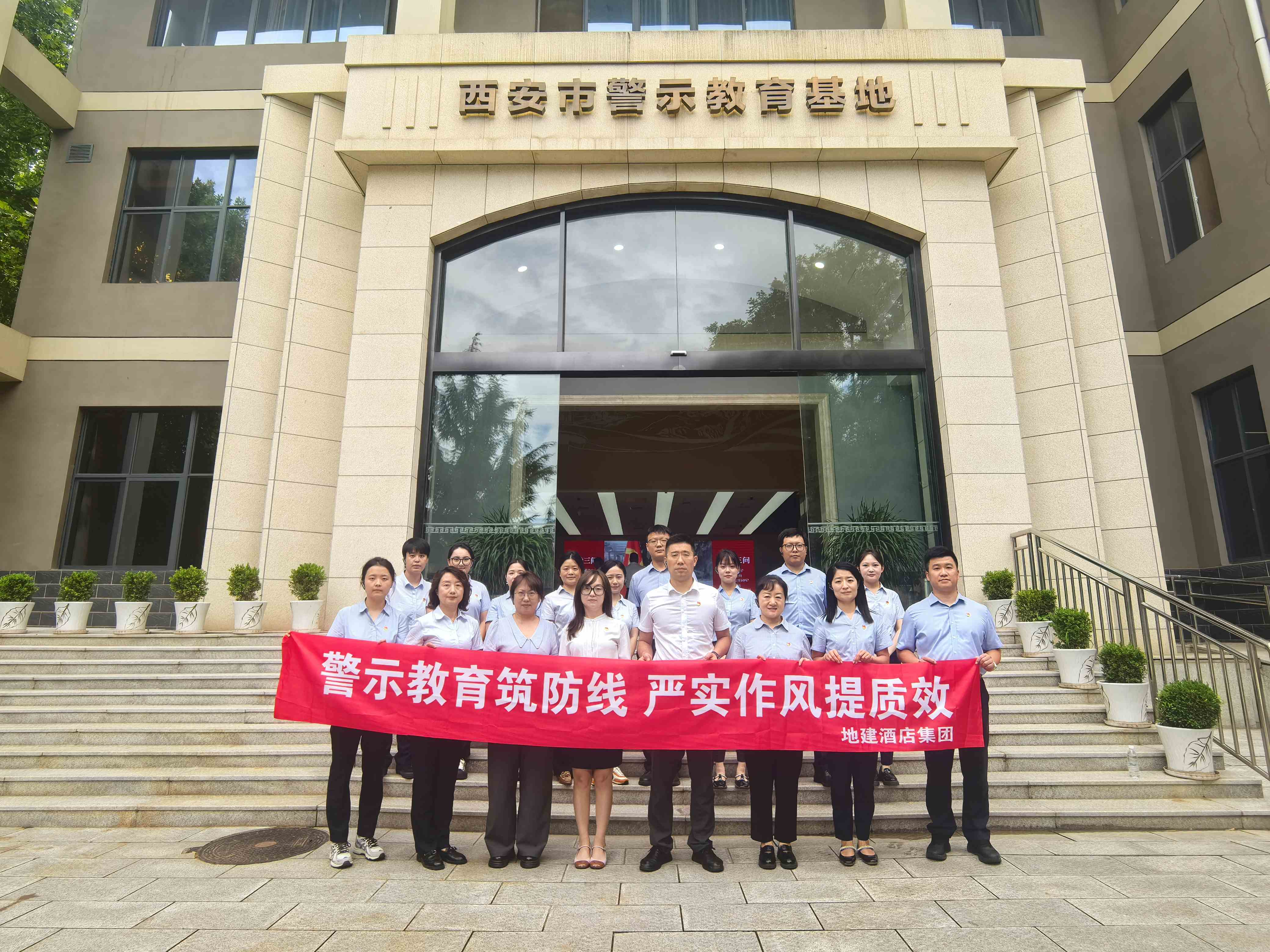 031751512394152491.jpg 合影 橫幅.jpg